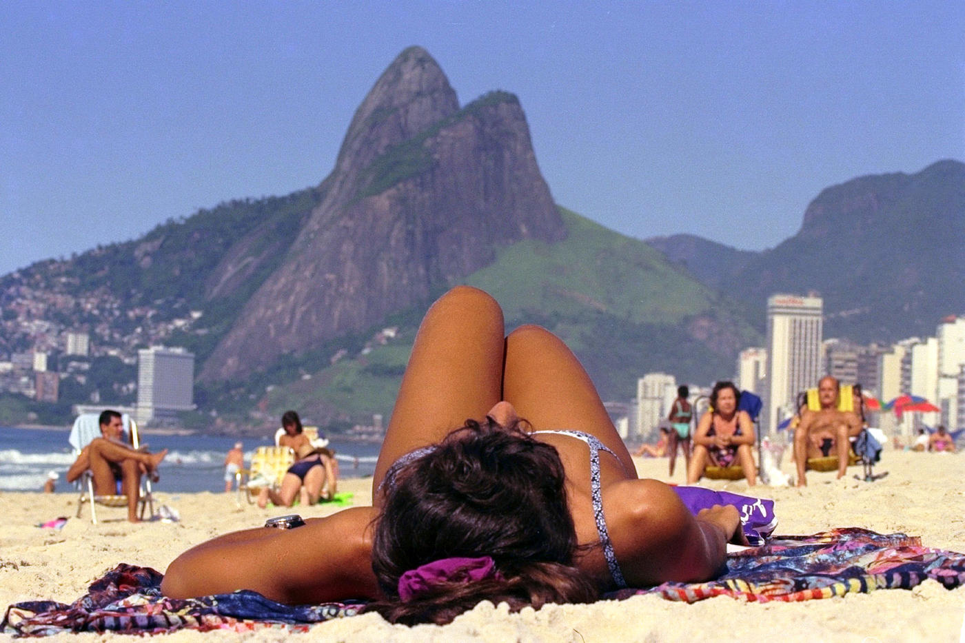 Голая бразильская девушка настроит на волну страсти 