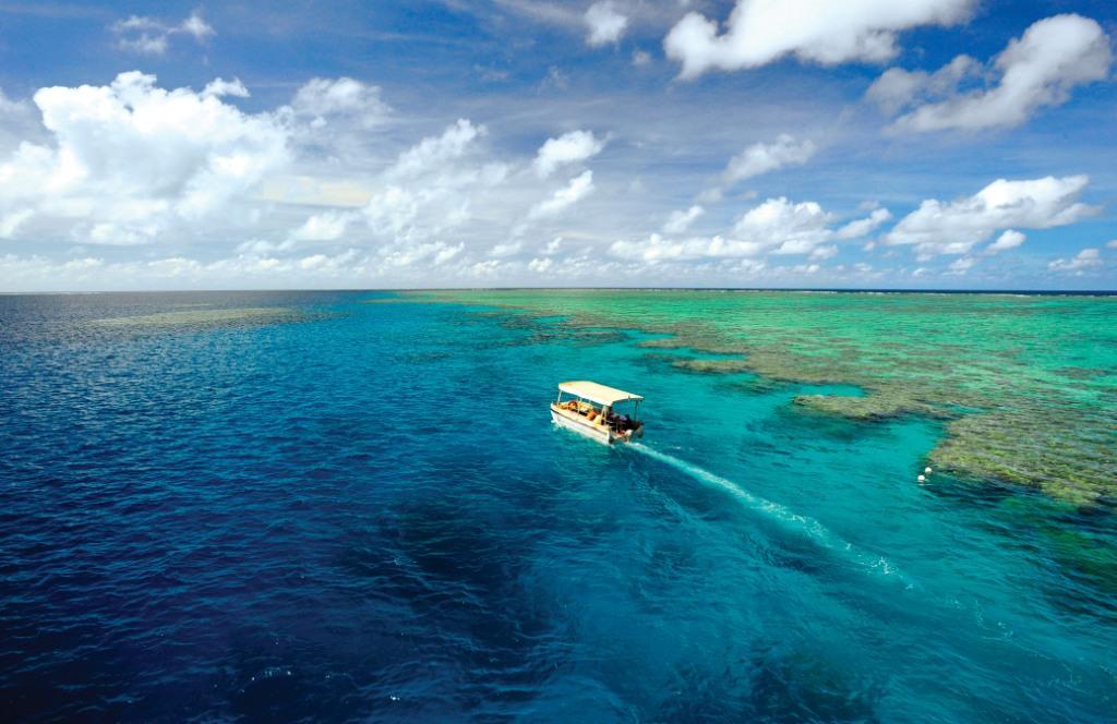 Большое море. Great Barrier Reef Glass bottomed. Острова Гавайский большой Барьерный риф страница 12 13 литосфера.