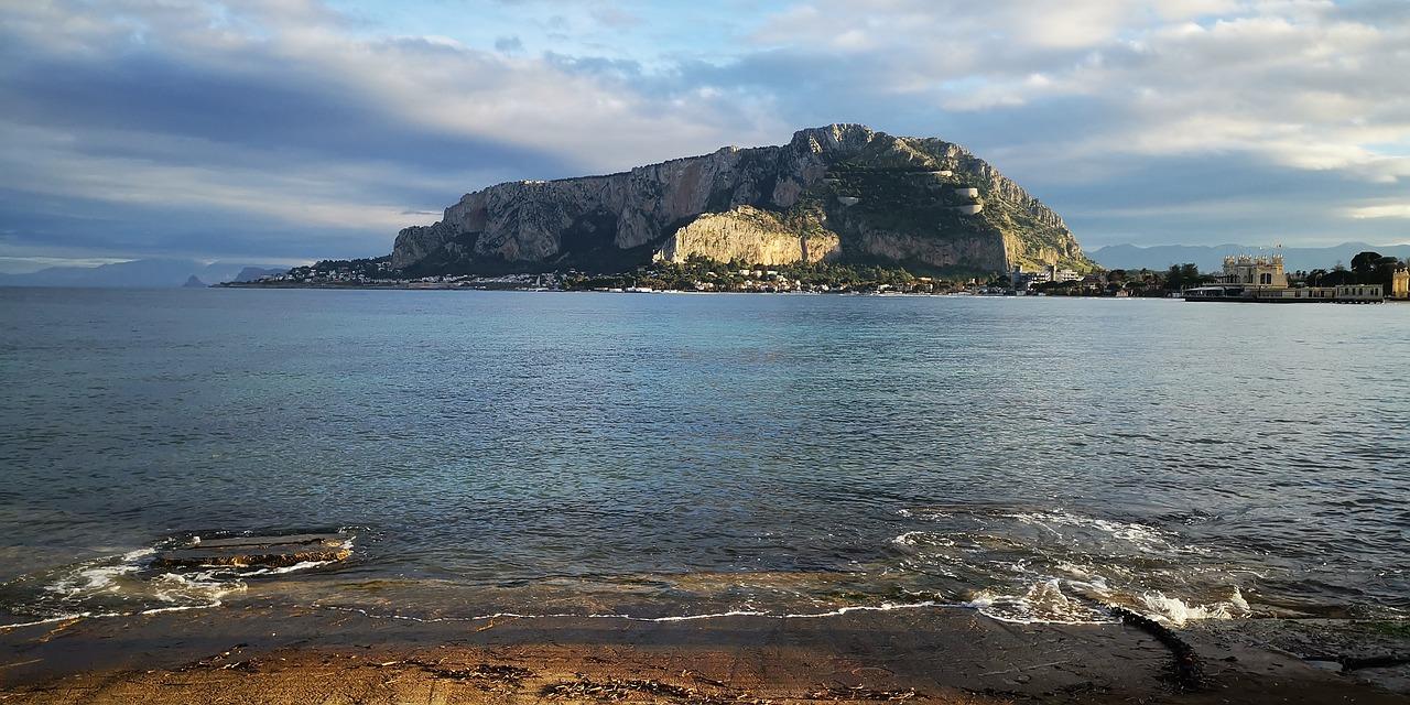 Пергуза сицилия. Палермо море. Пляж Монделло. Палермо пляжи. Камень Сицилия.